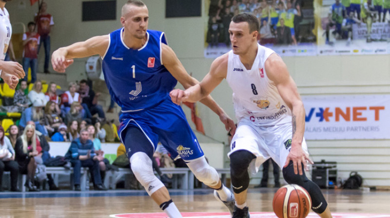 Haralds Kārlis aizsardzībā pret Kristapu Kanbergu
Foto: Lāsma Irša