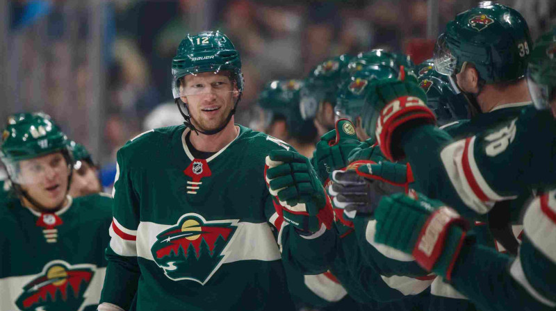 "Wild" uzbrucējs Ēriks Stāls (priekšplānā) 
Foto: USA Today Sports/Scanpix