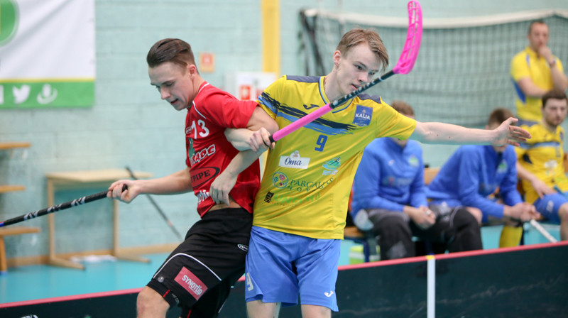 Lielvārdietis Sandis Mihailovskis klinčā ar stalbieti Kristiānu Miezīti
Foto: Ritvars Raits, floorball.lv