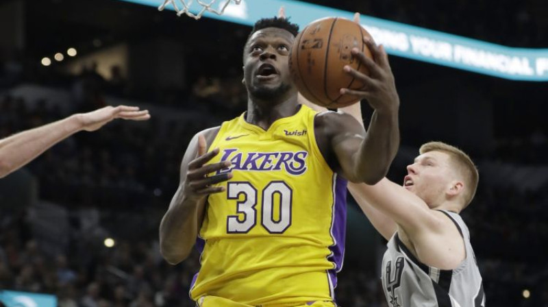 Dāvis Bertāns cenšas apturēt Džuliusu Rendlu
Foto: AP/Scanpix