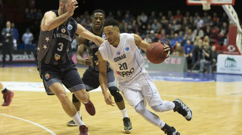 Brendins Karijs ("Donar") uzbrukumā "Cluj Napoca" grozam
Foto: FIBA