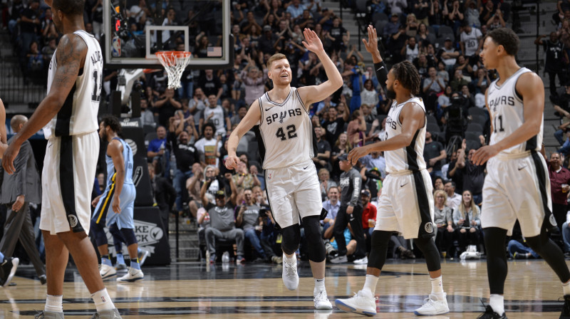 Dāvis Bertāns (centrā) 
Foto: nba.com/spurs