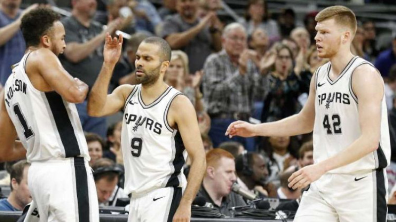 Kails Andersons, Tonijs Pārkers un Dāvis Bertāns
Foto: Edward A. Ornelas, San Antonio Express-News