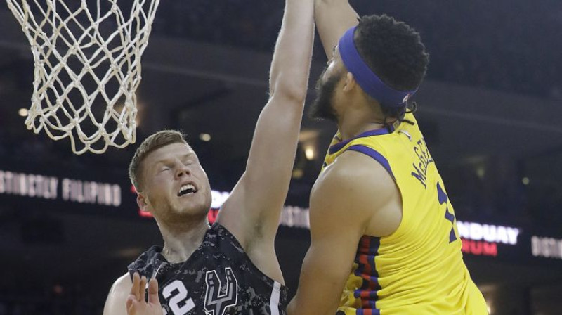 Dāvis Bertāns cenšas apturēt Džaveilu Magī
Foto: AP/Scanpix