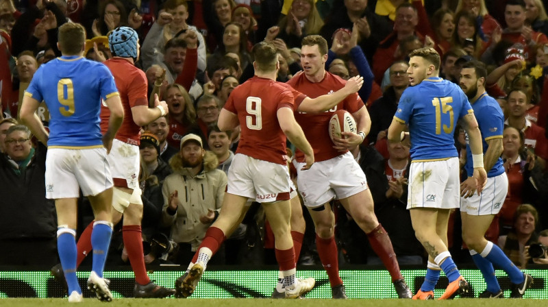 Džordžs Norts saņem komandas biedru apsveikumus pēc gūtā piezemējuma.
Foto: EPA/Scanpix