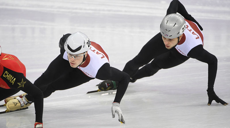Roberto Puķītis un Roberts Zvejnieks Phjončhanas olimpisko spēļu 1000 metru distances ceturtdaļfinālā.
Foto: Romāns Kokšarovs/f64