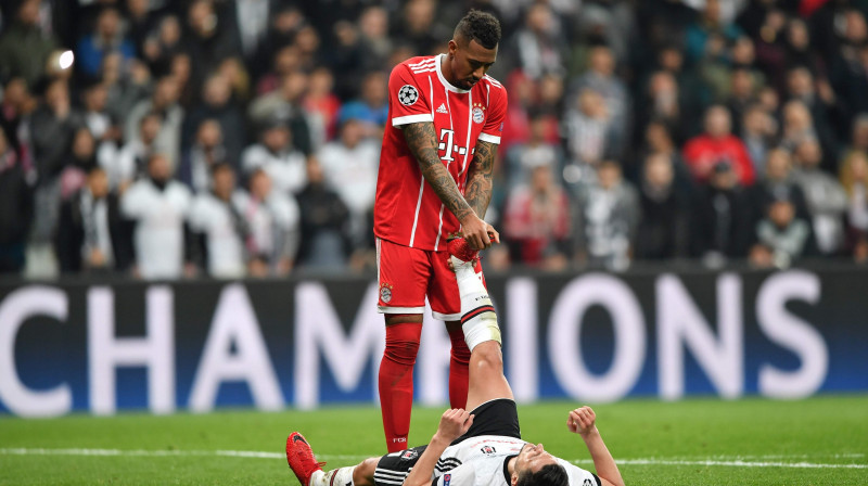 Žeroms Boatengs palīdz pretiniekam Mustafa Pektemekam tikt gala ar krampi kājā 
Foto: AFP / Scanpix