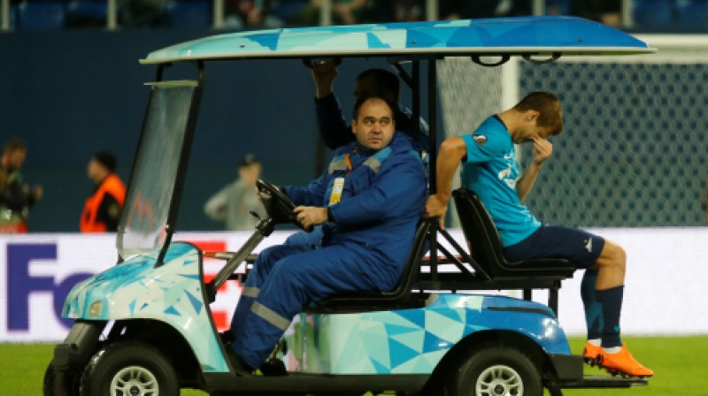 Aleksandrs Kokorins tiek novests no laukuma
Foto: Reuters/Scanpix