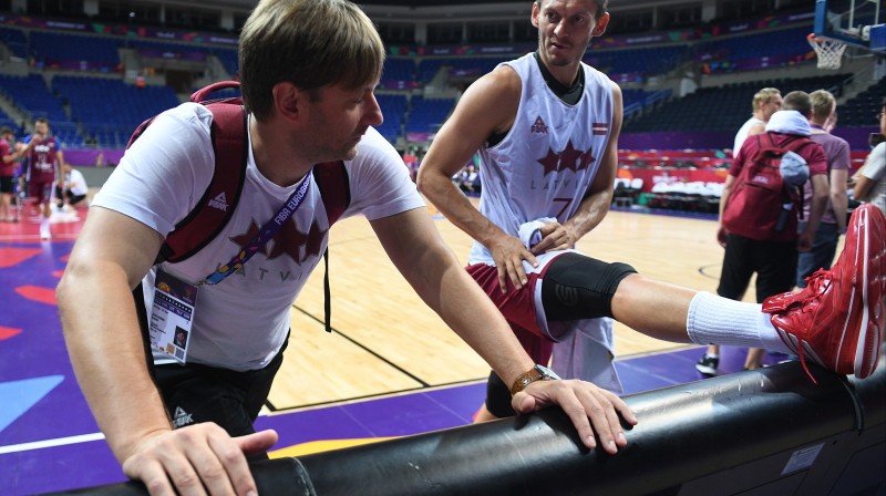 Māris Jučmanis (pa kreisi) un Latvijas valstsvienības kapteinis Jānis Blūms 
Foto: Romāns Kokšarovs, Sporta Avīze, f64