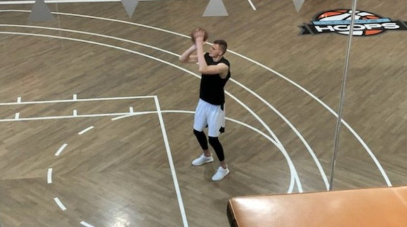 Kristaps Porziņģis 
Foto: https://twitter.com/YaronWeitzman