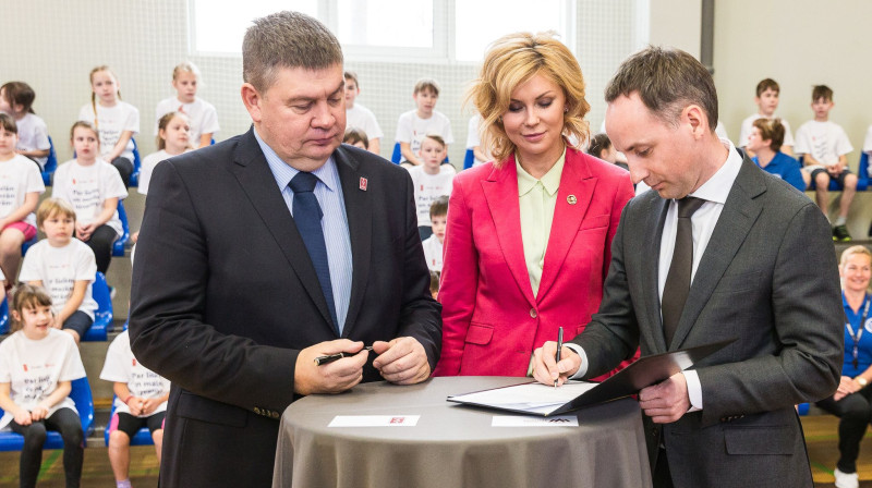 “Maxima Latvija” vadītājs Andris Vilcmeiers (no labās), LVS prezidente Ineta Radeviča un LHF prezidents Aigars Kalvītis.
Publicitātes foto