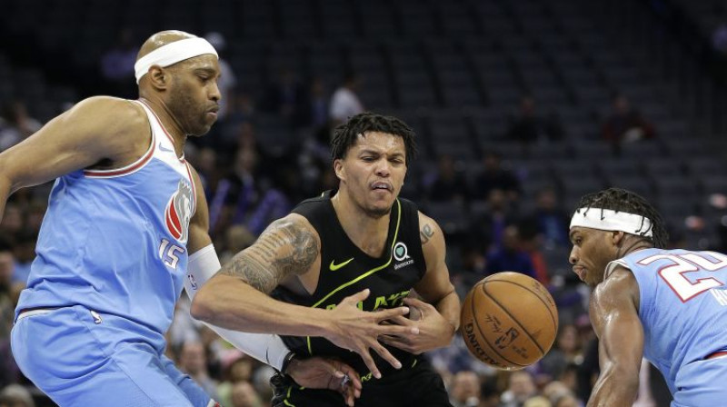 "Kings" un "Hawks" spēle norisinājās gandrīz tukšu tribīņu priekšā
Foto: AP/Scanpix