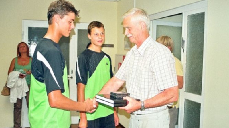 Jānis Pliens 2009.gadā sveic Mārtiņu un Jāni Podžus pēc uzvaras Latvijas čempionātā
Foto: bauskasdzive.lv