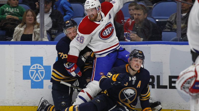 Zemgus Girgensons cīņā par ripu
Foto: AP/Scanpix