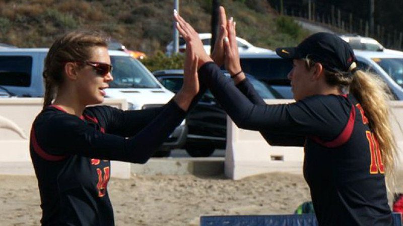 Tīna Graudiņa un Abrila Bustamante sezonas pirmajā kopīgajā mačā 
Foto: twitter.com/avcavolleyball