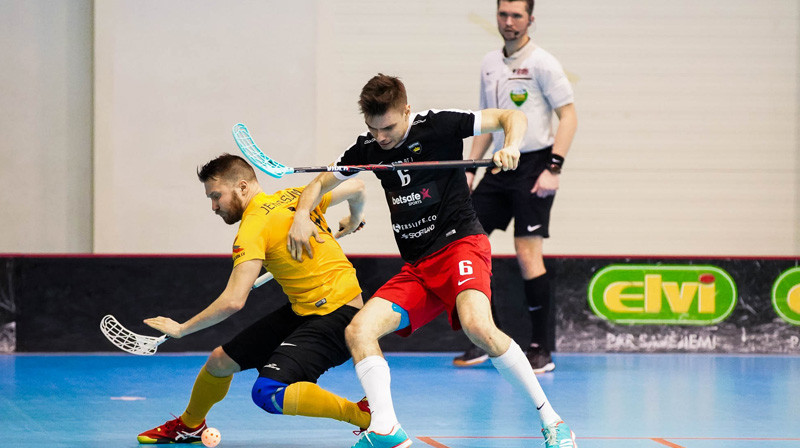 Spēka divcīņā pret "Rubenes" florbolistu - ulbrokietis Edžus Ceriņš
Foto: Raivo Sarelainens, floorball.lv
