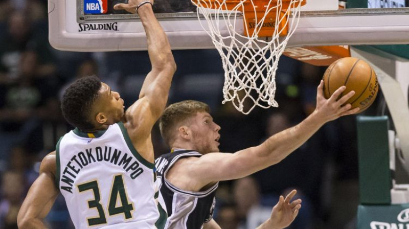 Jannis Adetokunbo un Dāvis Bertāns
Foto: USA Today Sports/Scanpix