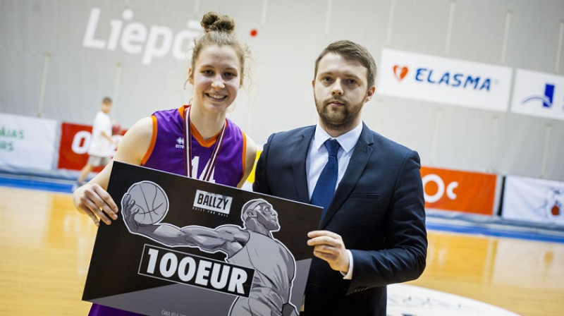 Luīze Šepte un Latvijas basketbola līgu direktors Edgars Bērziņš
Foto: Renārs Koris