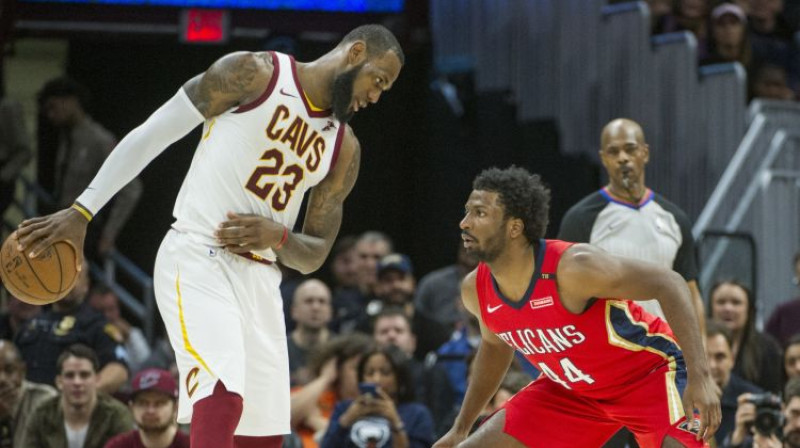Lebrons Džeimss noskatās savā sedzējā Solomonā Hilā
Foto: AP/Scanpix