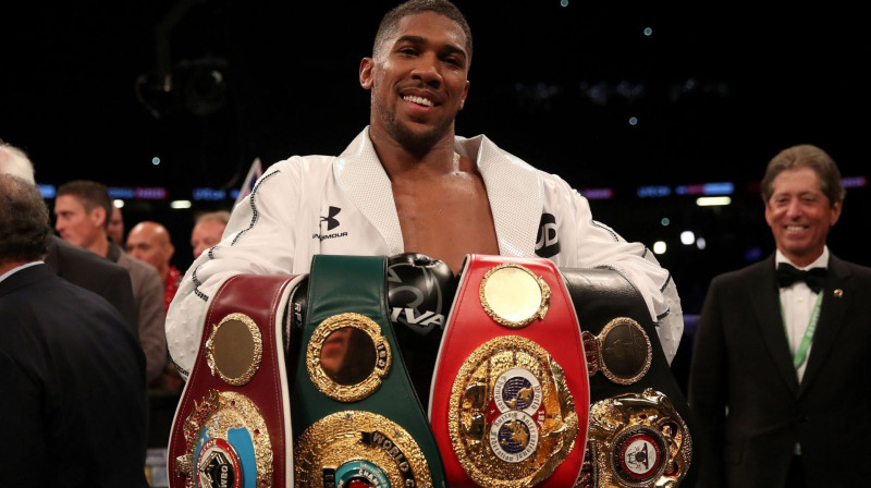 Entonijs Džošua ar savām četrām čempionu jostām
Foto: PA