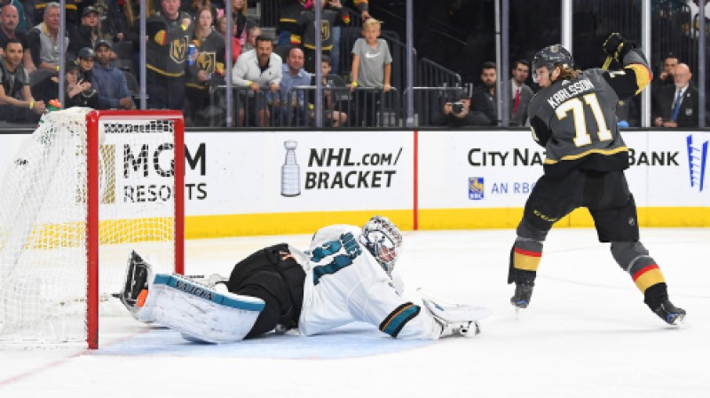 Viljams Kārlsons nogulda Mārtinu Džounsu
Foto: Sipa USA/Scanpix