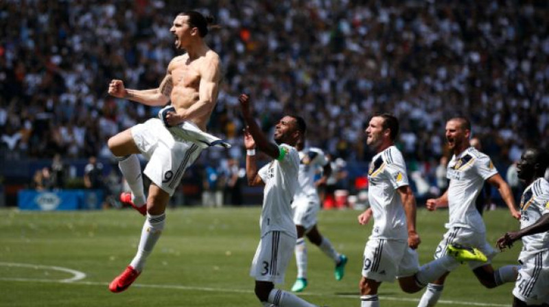 Zlatans Ibrahīmovičs iesildās pirms spēles ar Latvijas basketbola izlasi
Foto: AP/Scanpix