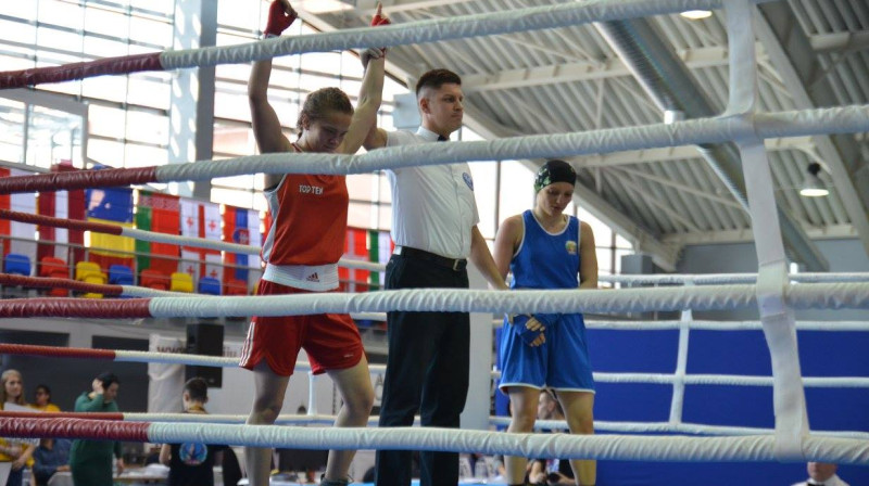 Amanda Millere (no kreisās) uzvarētajā cīņā pret Rozāliju Paičevu
Foto: boksaskola.lv