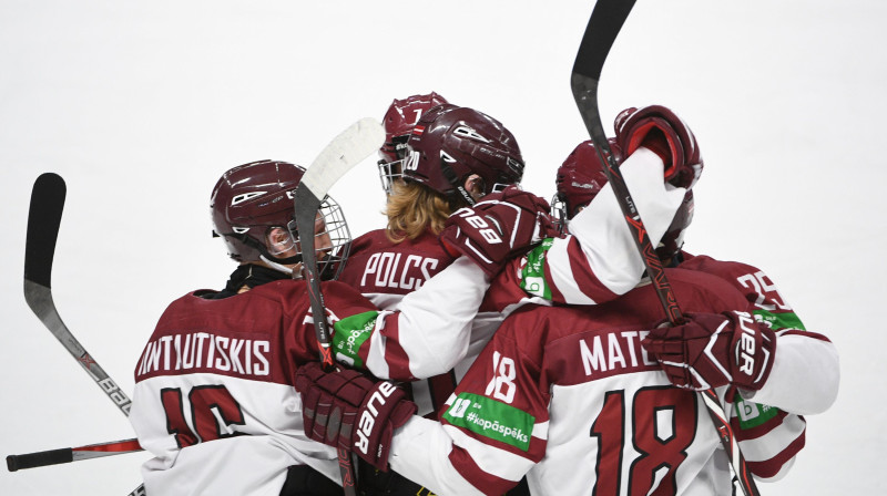 Latvijas hokejisti atzīmē gūtos vārtus
Foto: Romāns Kokšarovs, f64