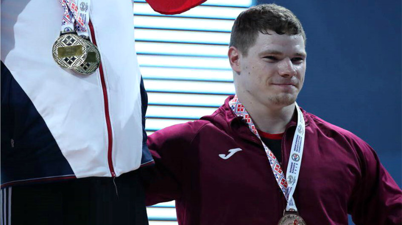 Vadims Koževņikovs ar grūšanas bronzu 
Foto: Federatia Romana de Haltere