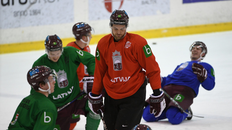 Vitālijam Pavlovam uzticēti kapteiņa pienākumi spēlēs pret norvēģiem
Foto: Romāns Kokšarovs/F64