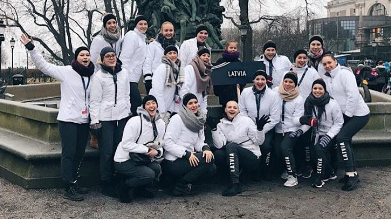 Latvijas sinhronās slidošanas izlase Stokholmā pirms pasaules čempionāta.
