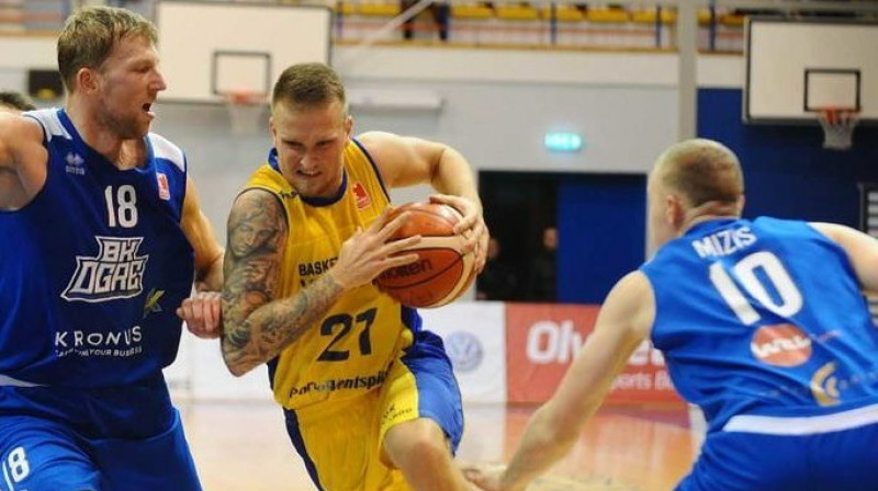 Aigars Šķēle pret Jāni Pozņaku un Lauri Mizi
Foto: BK Ventspils