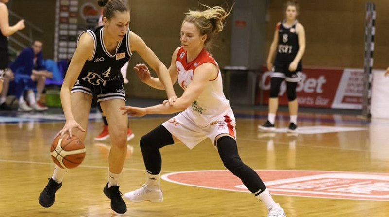 Anna Buša un Laura Puriņa
Foto: Ģirts Gertsons