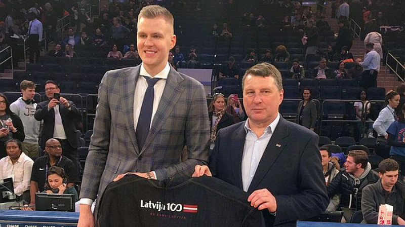 Kristaps Porziņģis un Raimonds Vējonis mūsu valsts simtgadei veltītajā NBA spēlē. Foto: Andris Teikmanis