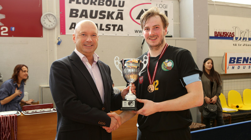 LFS prezidents I.Pētersons pasniedz kausu komandas "Leģions/Grobiņas novads" kapteinim
Foto: Ritvars Raits, floorball.lv