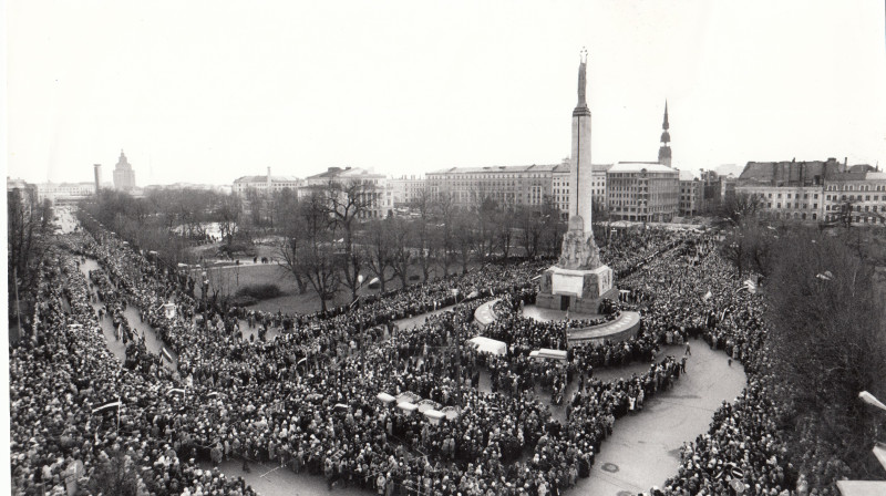 Uzbrukumā Iekšlietu ministrijai 20. janvārī nogalināto upuru bēres pie Brīvības pieminekļa. Rīga, 1991. gada 25. janvāris.  Fotogrāfs Uldis Pāže.