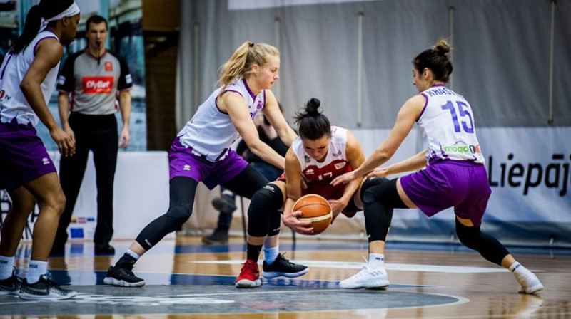 Ieva Vītola cenšas tikt garām Katei Krēsliņai un Ievai Krastiņai
Foto: TTT Rīga