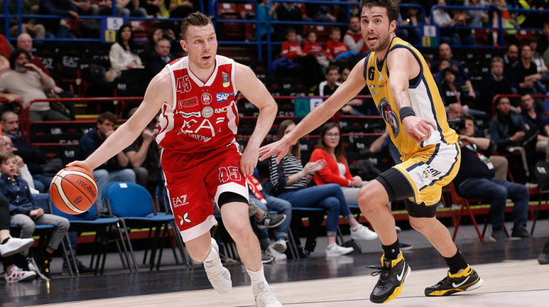 Dairis Bertāns un Saša Vujačičs 
Foto: olimpiamilano.com