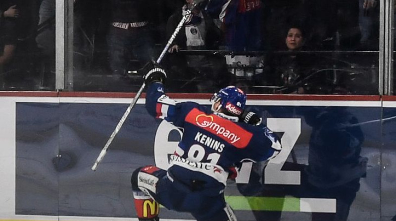 Ronalds Ķēniņš atzīmē vārtu guvumu 
Foto: ZSC Lions