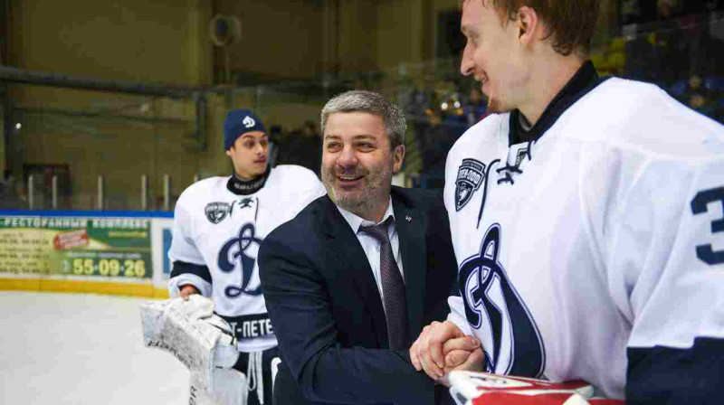 Leonīds Tambijevs kopā ar "Dynamo" hokejistiem
Foto: http://dynamo-spb.com