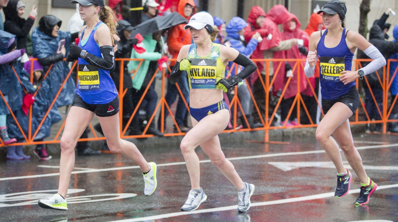 Sāra Sellersa (pa labi) Bostonas maratonā
Foto: AFP/Scanpix