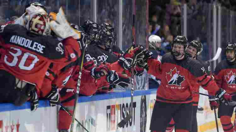 Foto: Photo by Steve Kingsman/HHOF-IIHF Images
Kanādas U18 izlase pēc vārtu guvuma