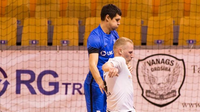 Oskars Ikstens pret Romānu Rožkovski
Foto: Pāvels Jerohins, FK "Nikars"