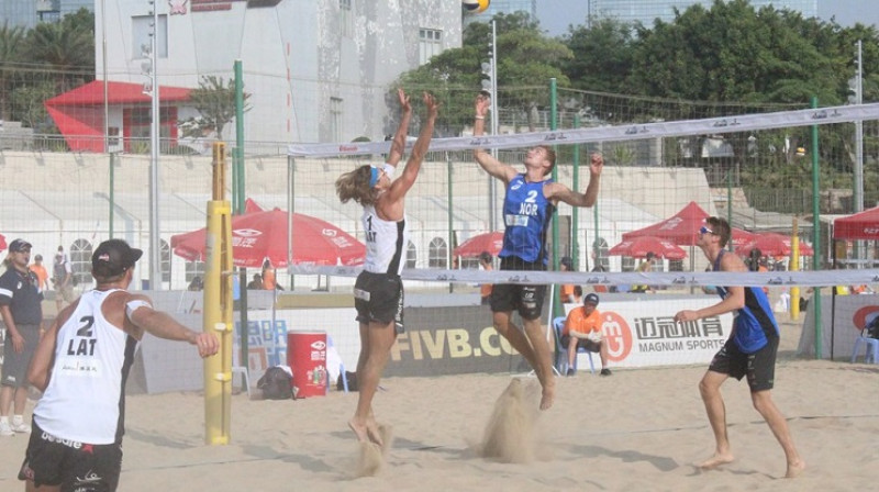 Aleksandrs Samoilovs un Anders Mols cīņā pie tīkla
Foto: FIVB