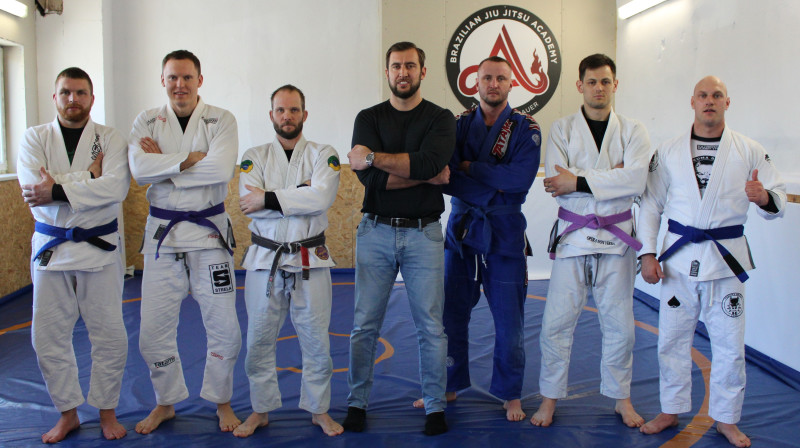 Latvijas komanda kopā ar galveno treneri Jevgēņiju Miņajevu (trešais no kreisās) un komandas vadītāju Rūdolfu Brēmani (centrā).