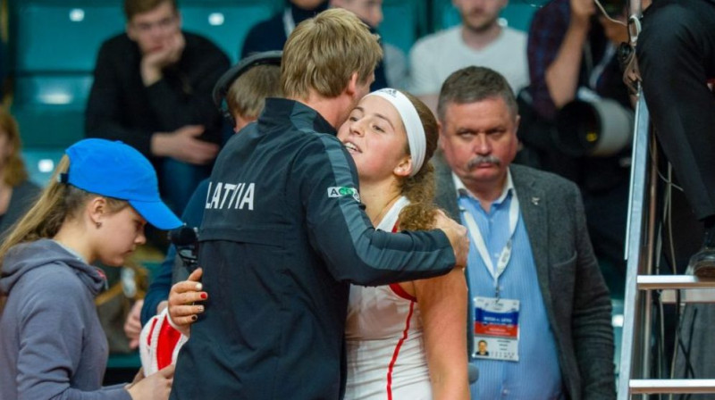 Latvijas izlases kapteinis Andis Juška apskauj Ostapenko pēc spēles ar Pavļučenkovu
Foto: ugramegasport.ru