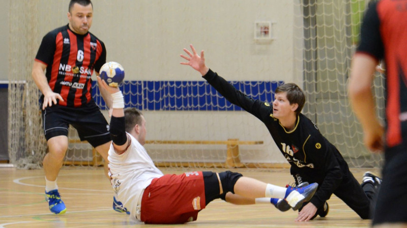 Raitis Puriņš (pa labi) cenšas nosargāt "Celtnieka" vārtus. Foto: GL Sports Photography