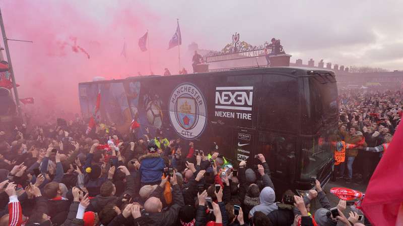 "Manchester City" autobuss dodas uz spēles norises vietu Liverpūlē 4. aprīlī
Foto: EPA / Scanpix