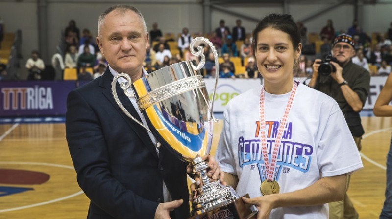 Ieva Krastiņa un LBS prezidents Valdis Voins 2018. gada 21. aprīlī
Foto: TTT Rīga