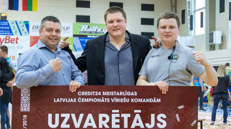 Mārcis Obrumans (centrā) 
Foto: facebook.com/skjekabpilslusi